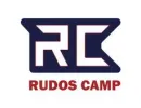 Se muestra un logotipo del campamento Rudos sobre un fondo blanco.