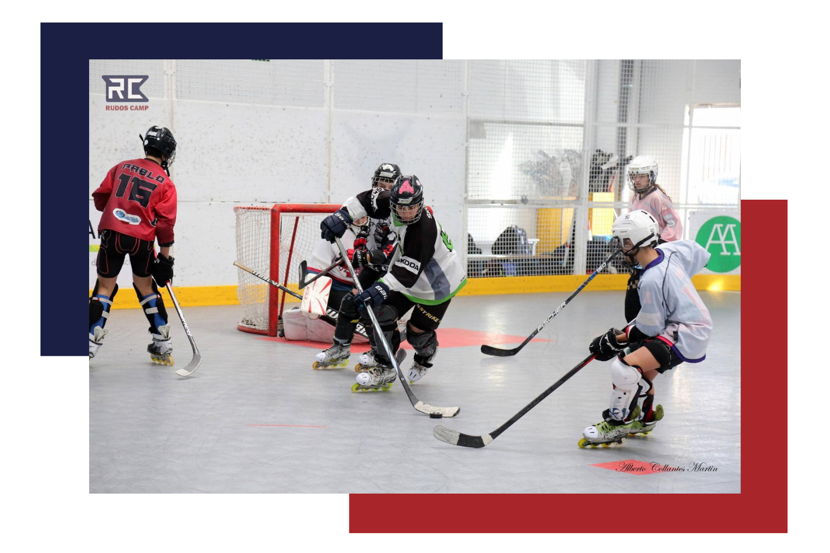 Un grupo de personas está jugando un partido de hockey sobre hielo en una pista.