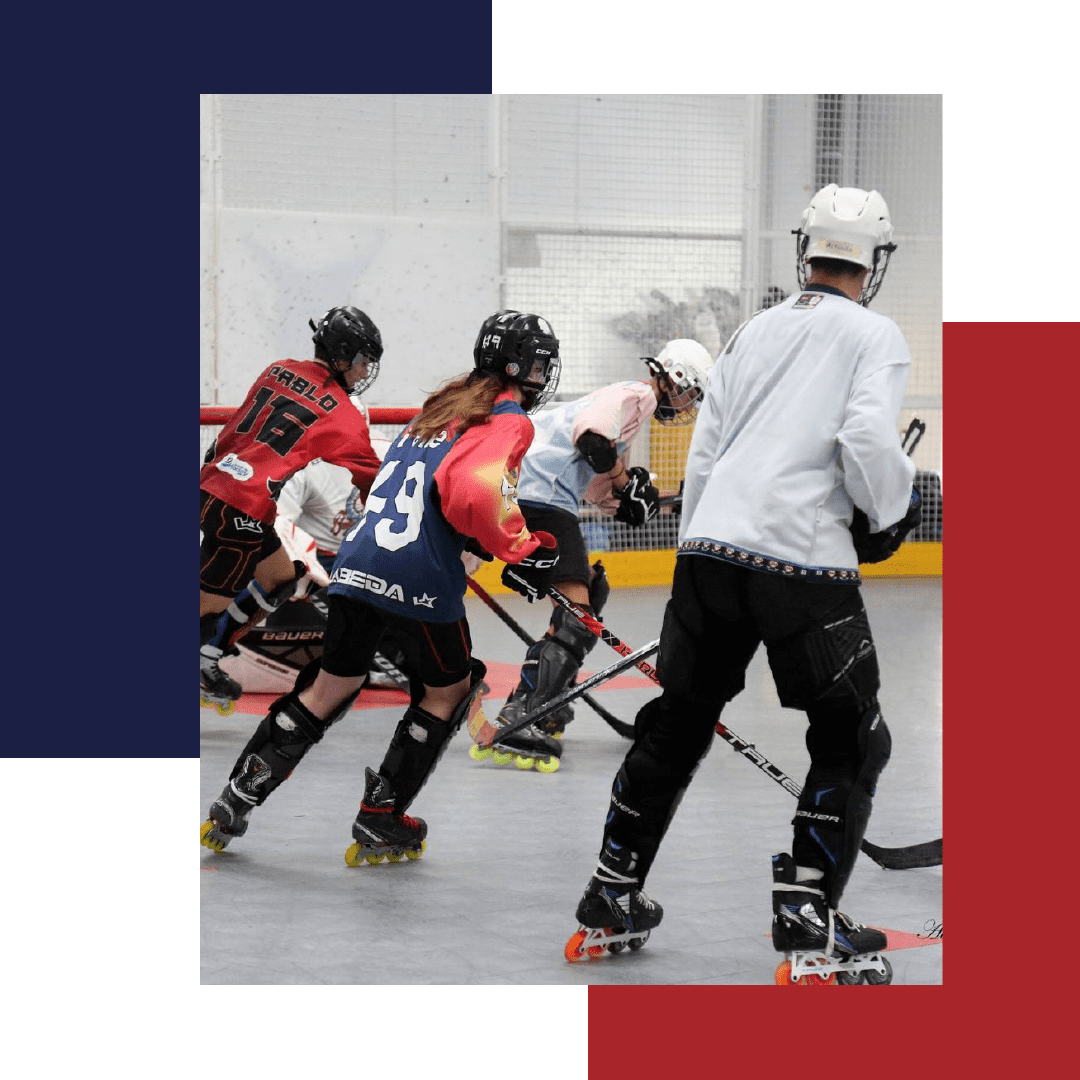 Un grupo de jugadores de roller derby están jugando un partido